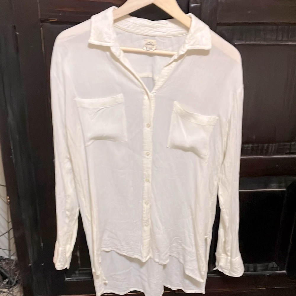 O’Neil ivory long sleeve button down blouse. Slits on sides, longer back